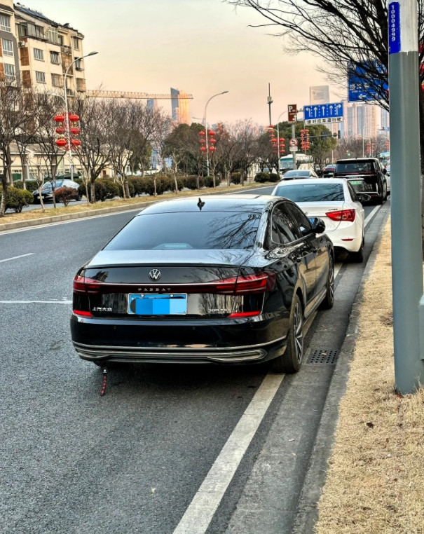 B级车，帕萨特真的太窄了！这么长的车，接近五米了，才1836毫米，国产很多A级