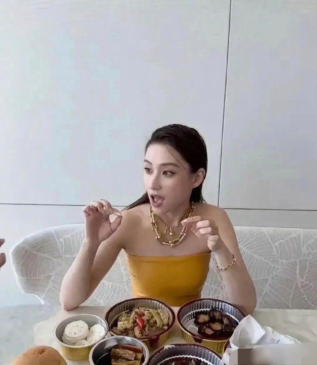 富二代何超莲的下午茶，你们觉得这一顿怎么样？