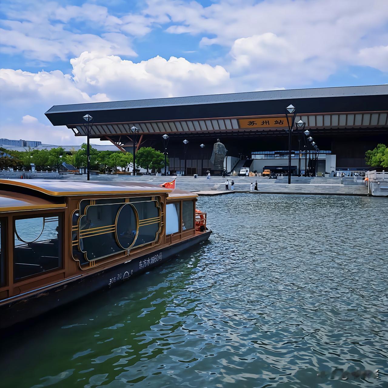 我说苏州站是全世界最好看，最独特的站房，应该没有人会有意见。苏州火车站，出站即