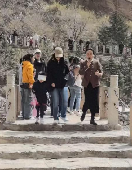 郭晶晶霍启刚山西游两女儿拿登山棍独立前行