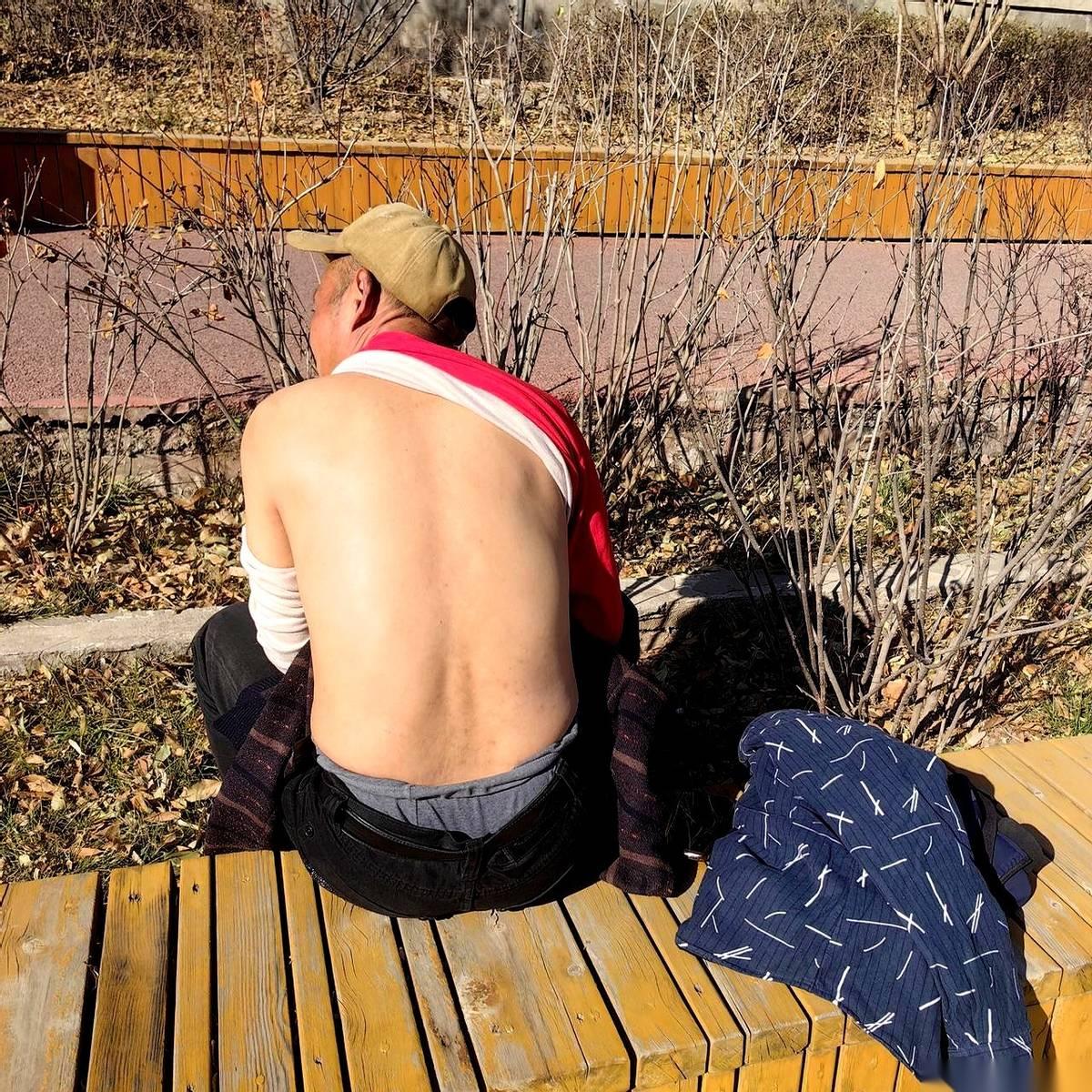 “你说，得多少老百姓，才能养活一个退休的官？”好家伙，坐河边抽根烟的功夫，旁边