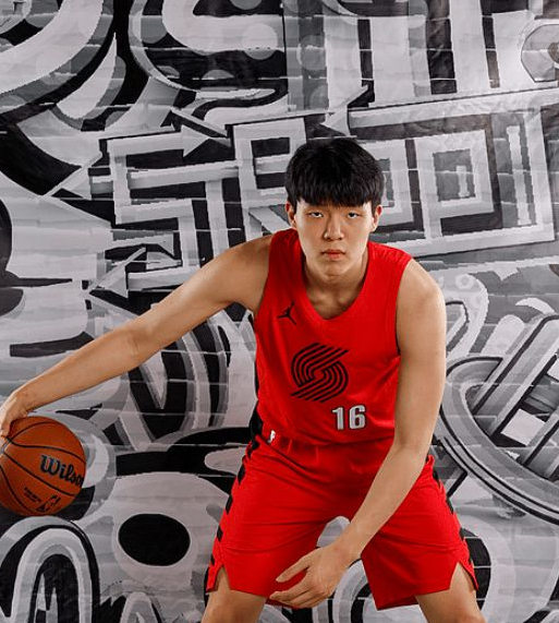 看了李贤重的表现，才知道杨瀚森有多强，在亚洲降维打击李贤重夏季联赛场均5分5板