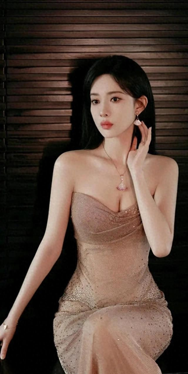 孟子义，直角肩抹胸裙，完美身材大美人。