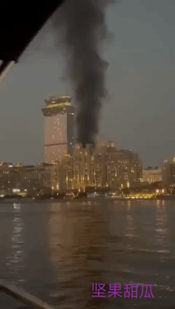 伊朗打的不是没有道理，导弹小摩托打击阿联酋迪拜棕榈岛上的酒店，火灾仍在燃烧。这里