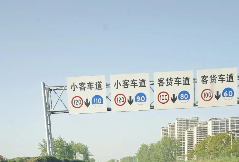 对比安徽的高速公路，湖北真的落后了。目前湖北的高速公路，大多为双向四车道，就连