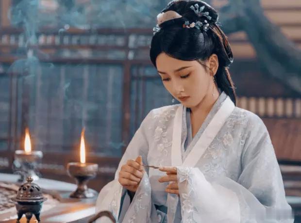 乱世红颜：《折腰》三姝的命运交响《折腰》开播即引爆热议，三位女性角色于权谋与情感