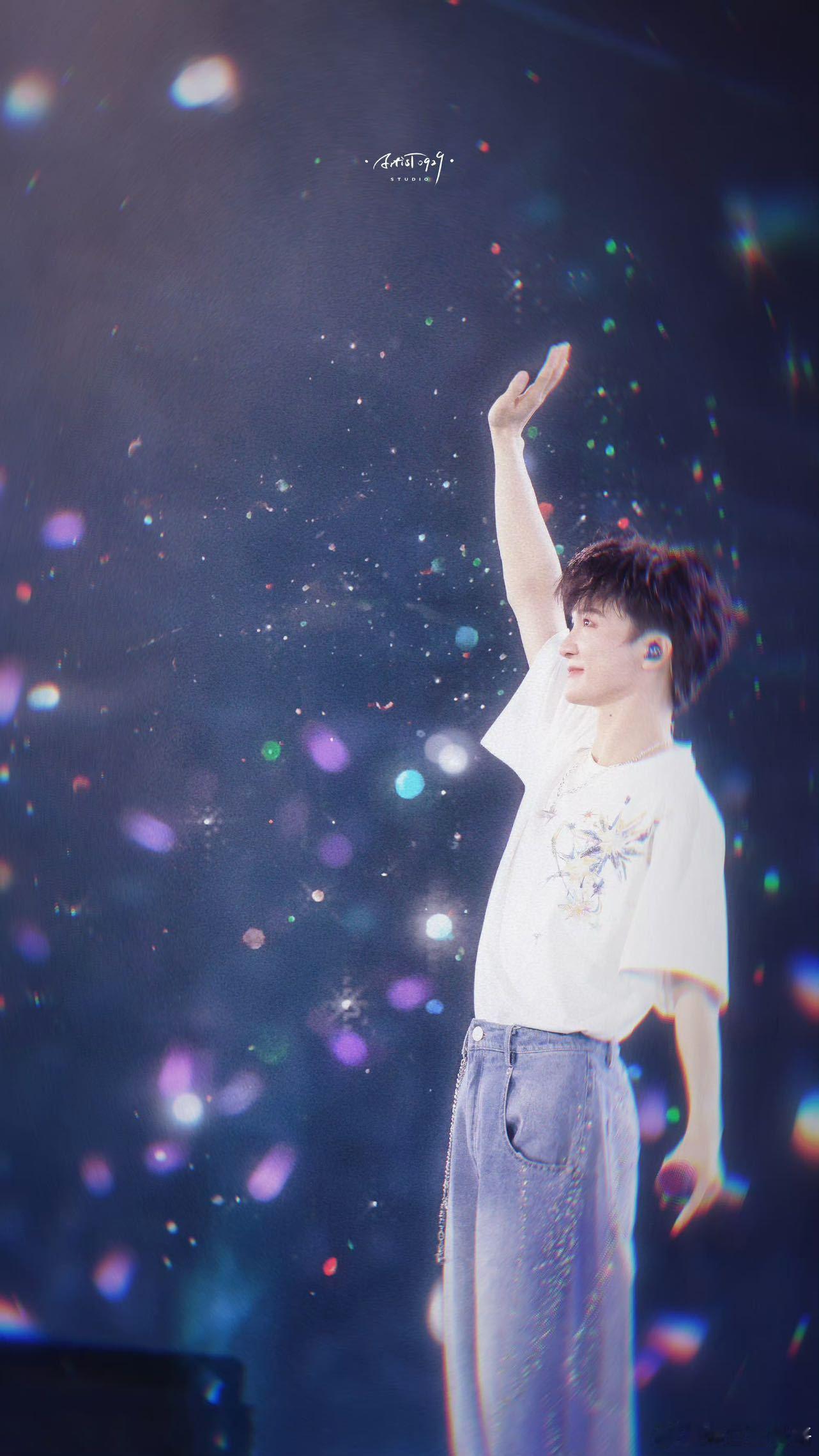 周深既然这宇宙让我单身周深演唱会上的一次歌词“再创作”。原句“既然这宇宙让我诞