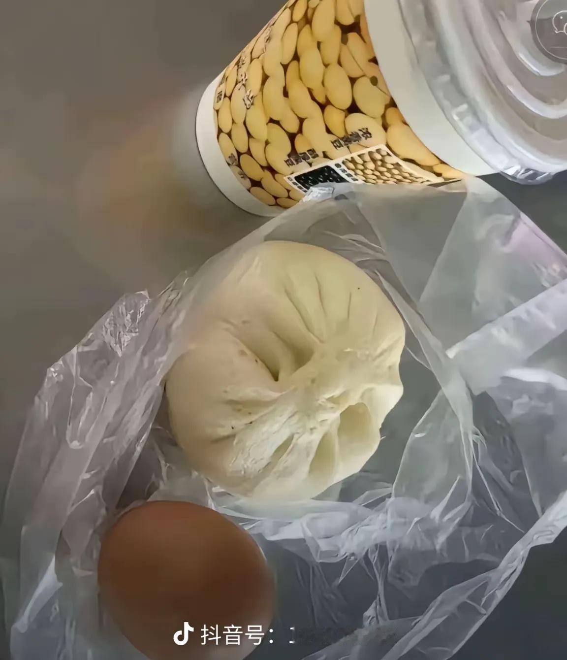 武汉的早餐真便宜，一杯豆浆，一个肉包子，一个鸡蛋3.5块钱。各位老铁，你们那吃一