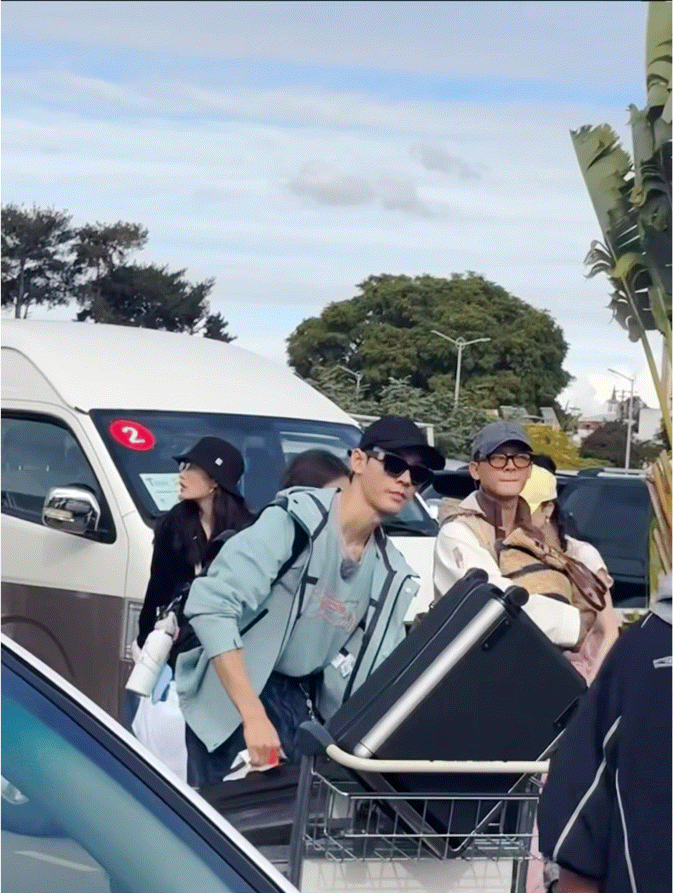龚俊埃及到达路透，这么一个大高个真的好明，在人群里一眼就看到他了！！帅哥到哪里都