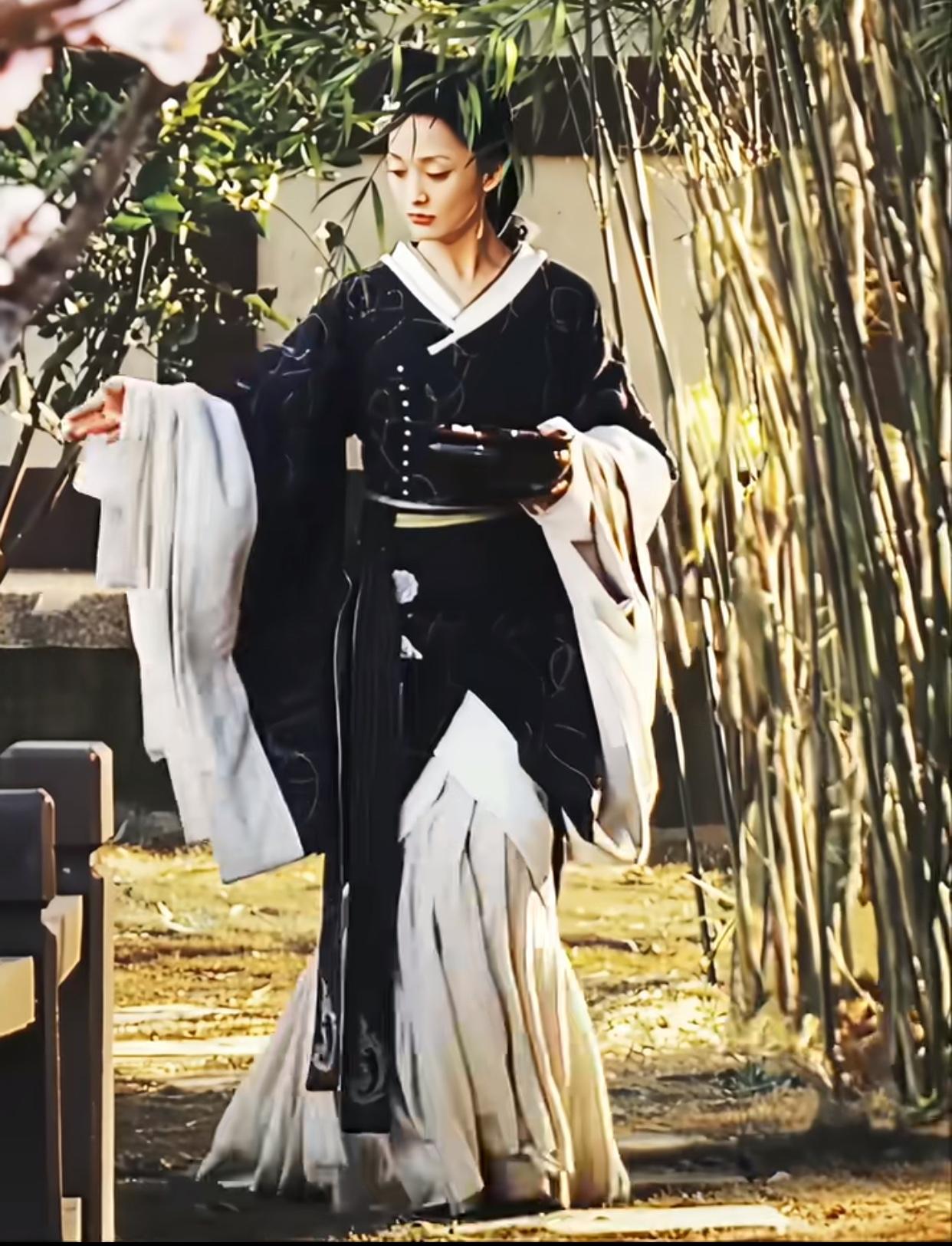 记得周迅这部戏之前大家都夸演得狐狸灵气就是小唯本唯，没人夸下这套衣服吗？是