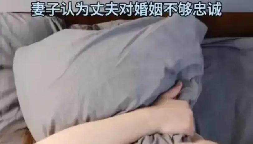 昨晚山东一对夫妻家里闹翻了天，妻子指着手机里几千页的聊天记录浑身发抖，男人倒是理