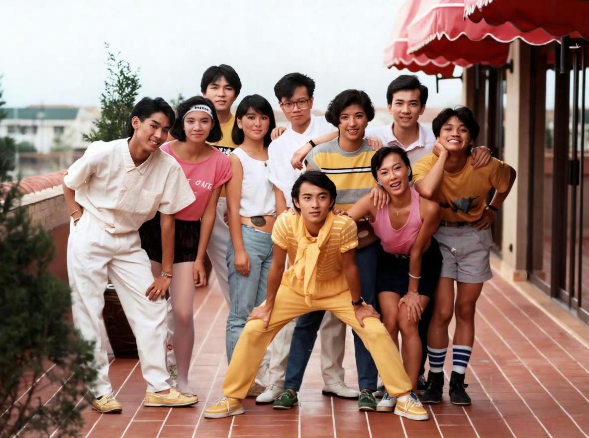1984年，张卫健参加了香港新秀歌唱大赛，并获得了冠军，以此作为敲门砖，进入了娱