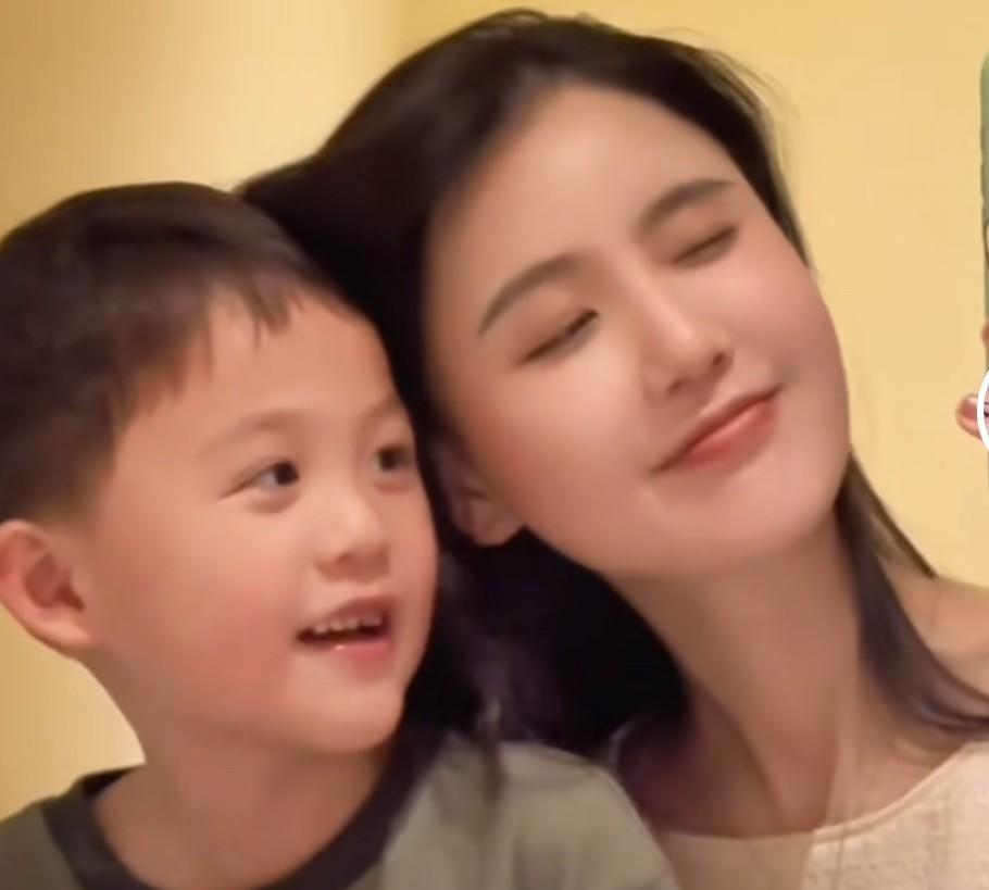 看到六宝武术表演的视频，我相信赖文峰放下了那段感情，有那么可爱的儿子，也会爱屋及