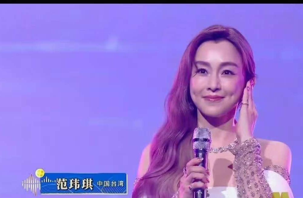 范玮琪在大湾区晚会上唱《如果的事》，一开口声音就抖得不行，一开始网友们还以为是话
