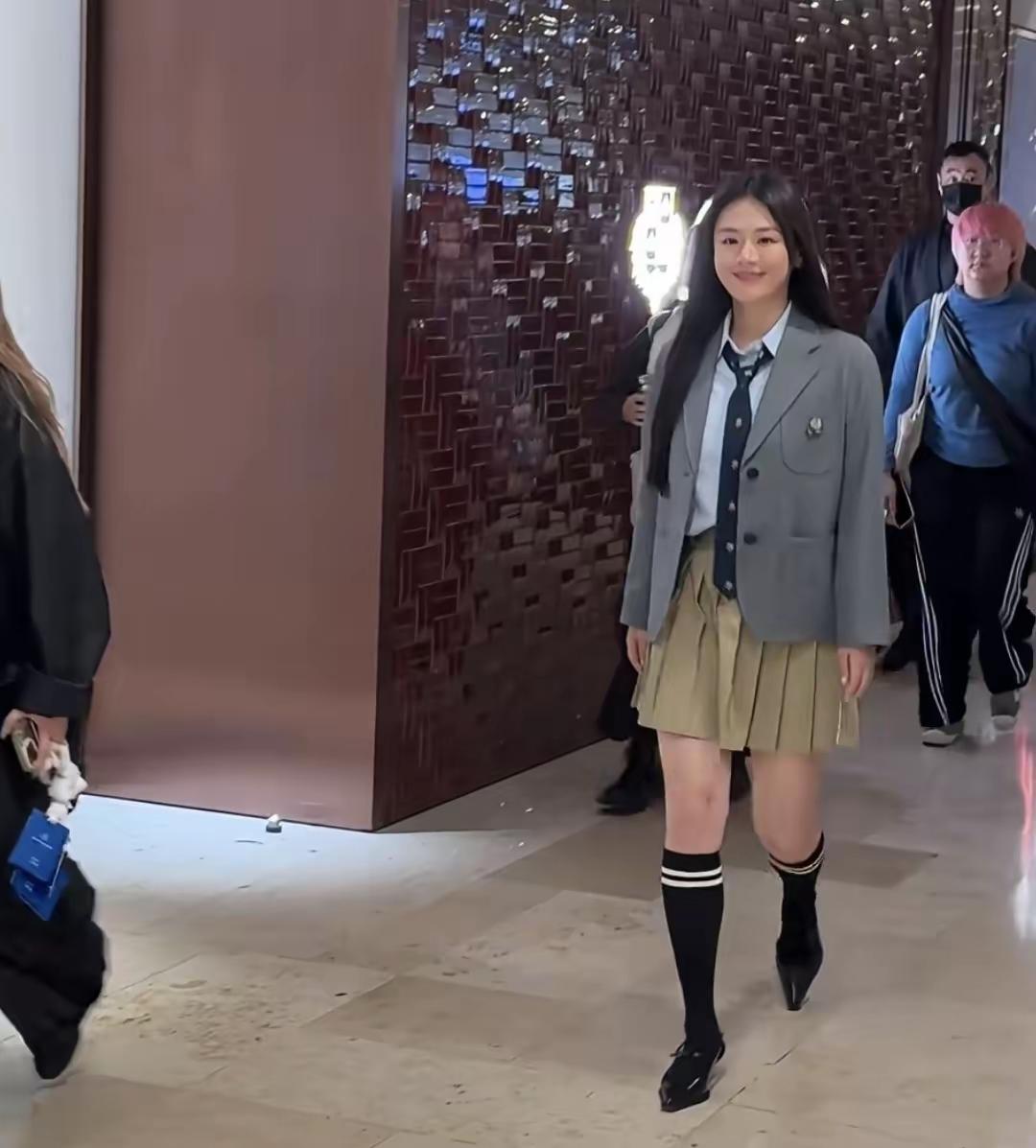 马思纯惊艳亮相南京德基出席活动！镜头下的她，一袭学院风穿搭显得活力，阳光四射！