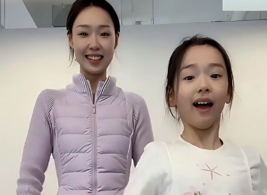 董璇坦白：看到女儿，我心里会空一下。​这话，真不是凡尔赛。​她女儿小酒窝，才