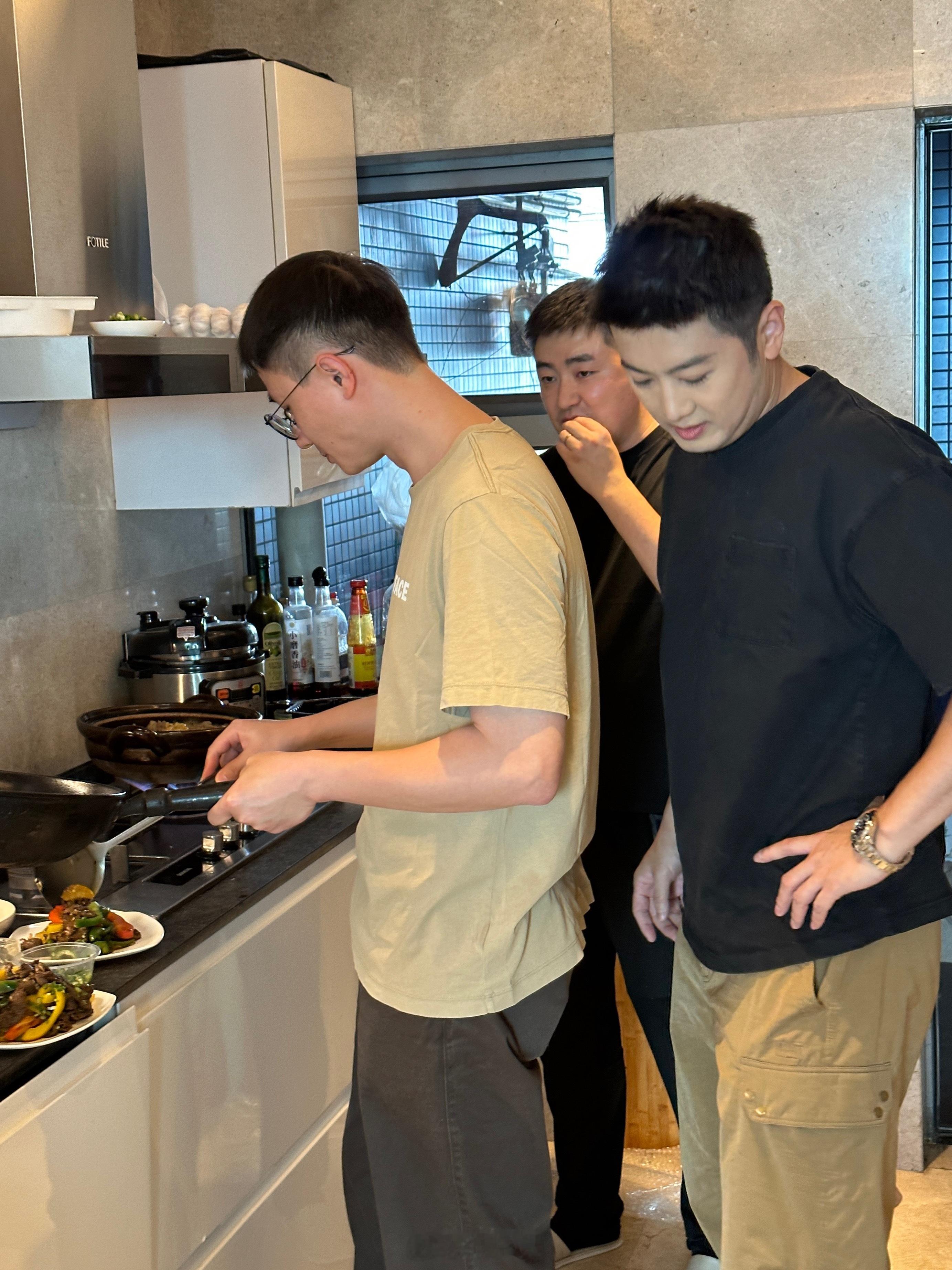 周日家庭聚会，今天迎来了七个娃～男大厨们各显身手，洗碗也包了。还好餐桌够大适合聚