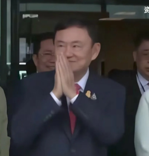 泰国前总理他信拒绝他国调解，他说要先让泰国军方教训一下“狡猾”的洪森。洪森真的把