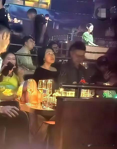 S家一家人好像格外偏爱泡酒吧。就连S妈黄春梅都跟着出入酒吧，属实让人感慨。反观