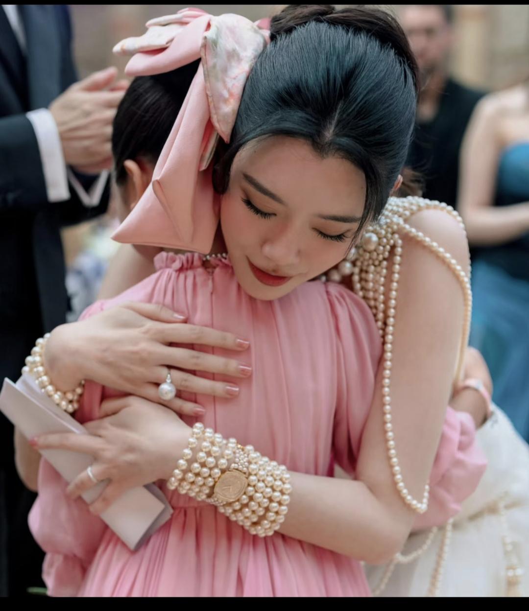 奚梦瑶穿粉色的裙子不好看，何超盈的女儿穿也不好看，被奚梦瑶搂着，也让人觉得那粉色