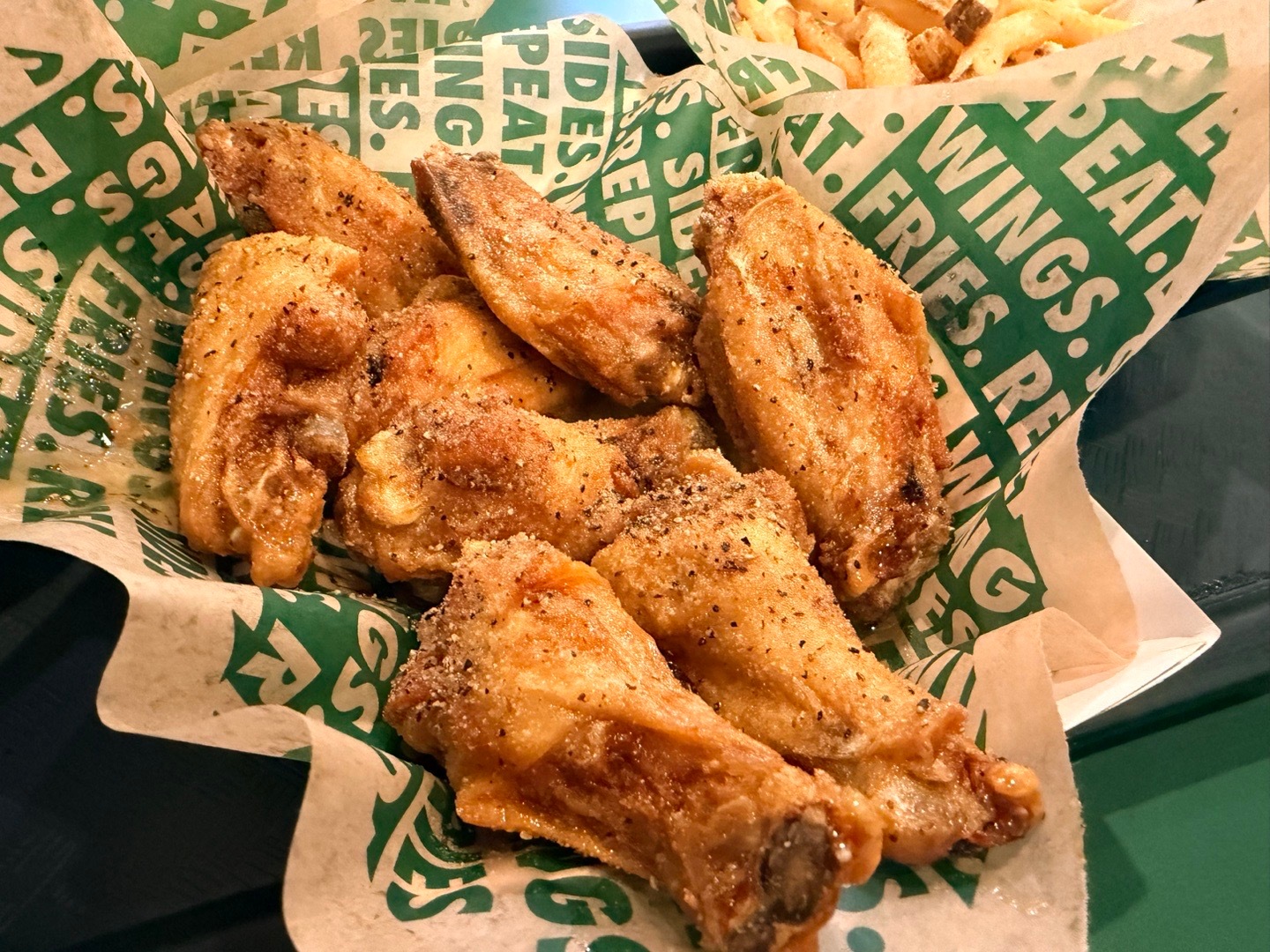 每次在美国必吃的炸鸡我看了下他们在日本马来西亚已经开店了查阅了下当地价格我感觉