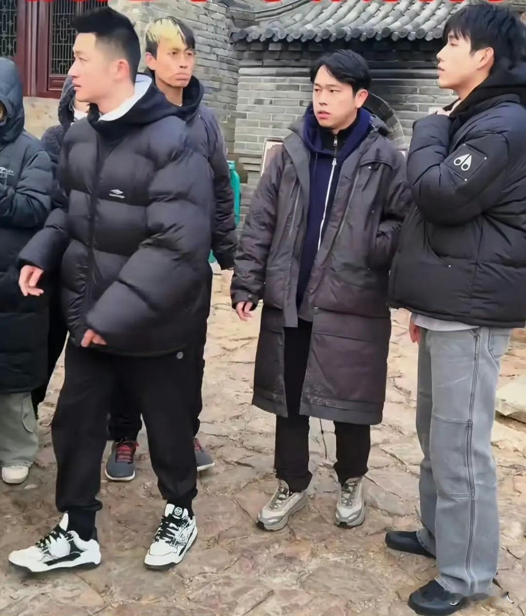 同样是陈凯歌的儿子！同去大孤山祈福，27岁陈雨昂和25岁陈飞宇站一起，颜值身材反