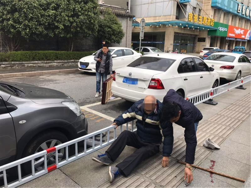 下午去超市买菜，提了一包蔬菜从超市出来，走到门厅处见一个女人匆匆进来，跟旁边的一