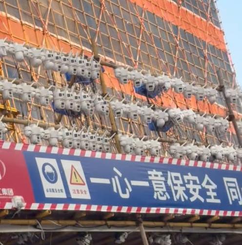 9月30日极目新闻报道，广东东莞塘厦镇极目科技园一处在建产业园脚手架上，密