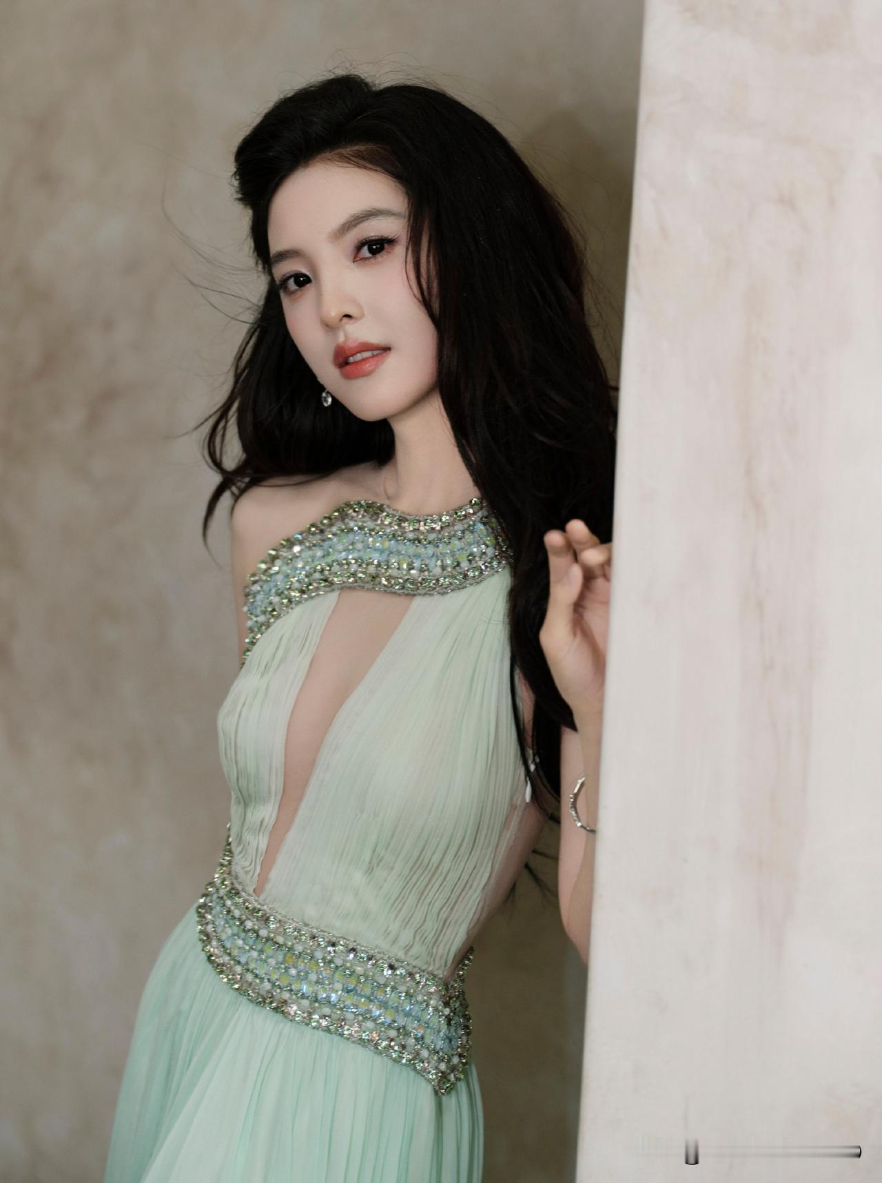 章若楠飘逸美图