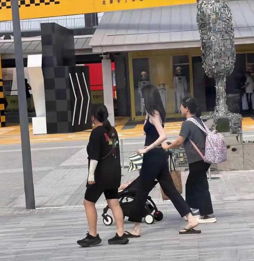 何穗在阿那亚被偶遇，一身简单的黑色系穿搭，尽显超模魅力