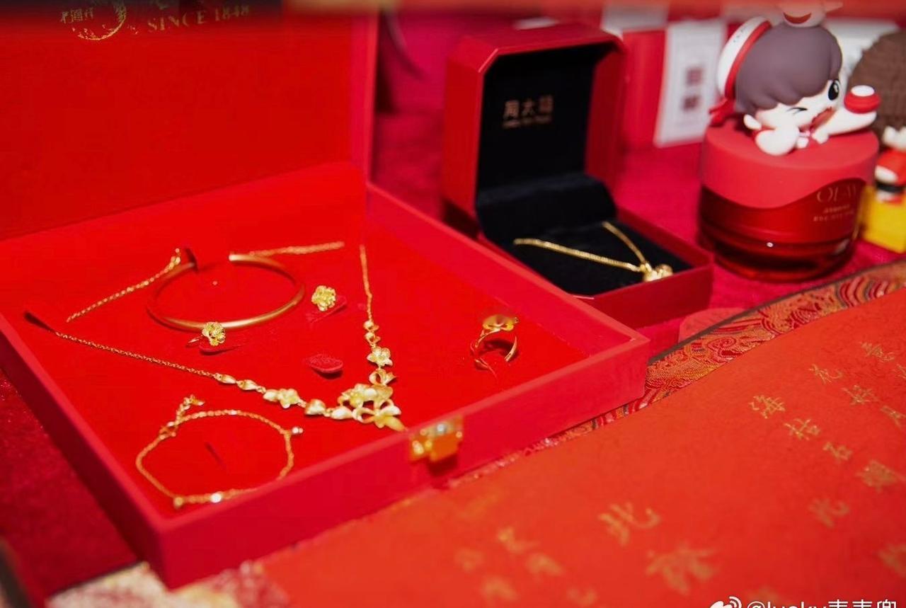 国庆回老家帮我哥忙订婚的事，他俩是亲戚牵线认识的，相处一年多也挺合拍，本来以为顺