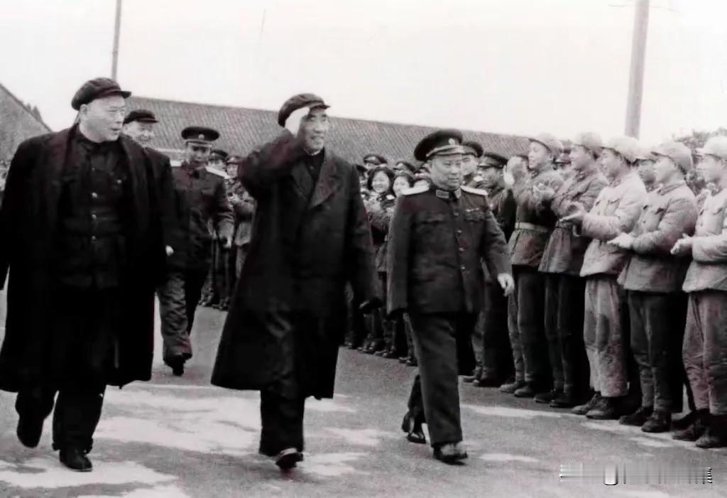 1957年3月，朱德元帅（前中）视察成都军区时，在李井泉同志（前左一）、贺炳炎将