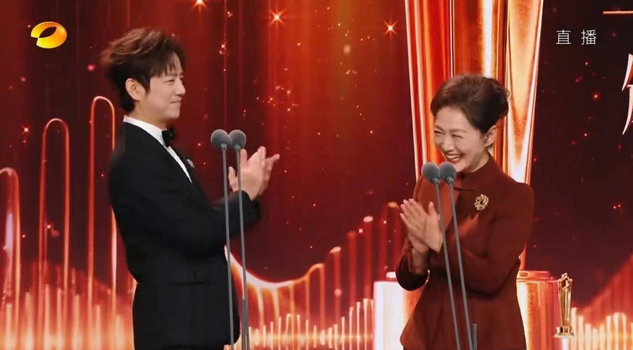 何炅海霞金声奖互敬，这才是双向奔赴的温柔12月24日晚，北京第三届“金声奖”
