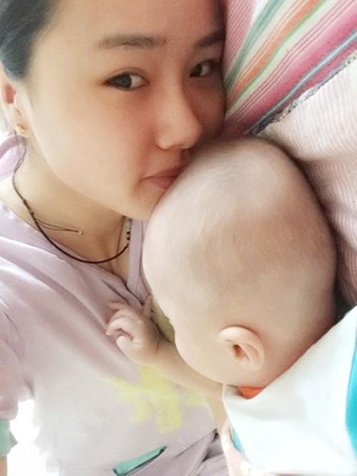 宝妈宁愿宝宝哭的缓不过气, 也不喂奶, 她说公共场合喂奶不文明