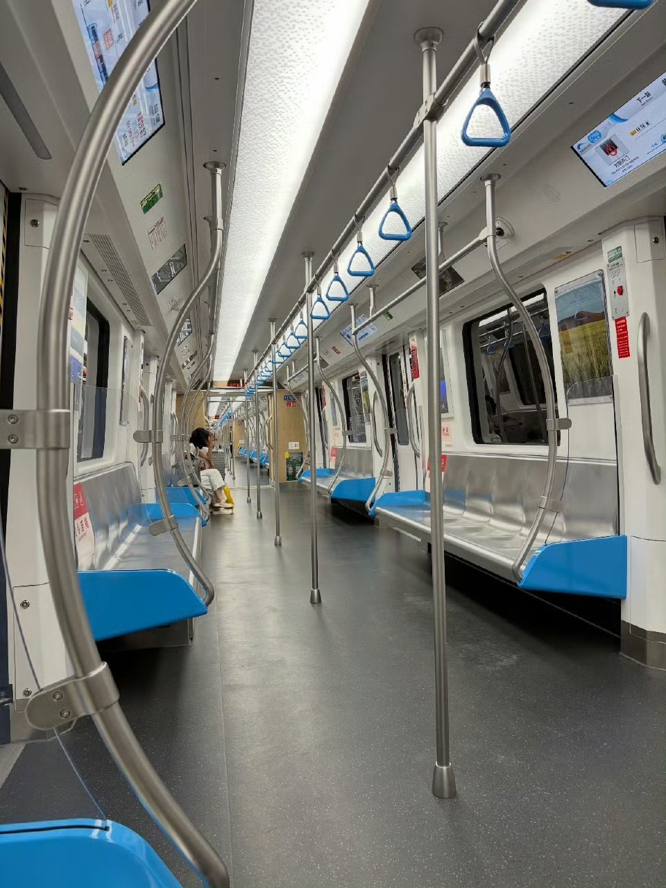 成都地铁实现1人1座确实这种挺好的，但不是所有的线都是这种座椅。之前的几条线都是