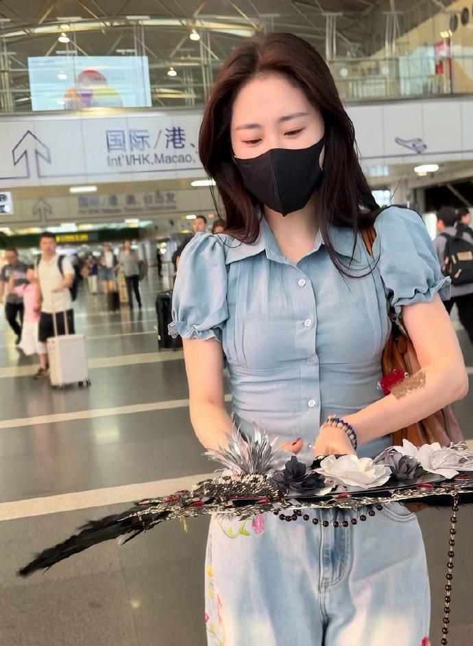 近日张碧晨亮相北京机场，她这次搭配了一身蓝色的衣服，整个人显得好年轻。她上身