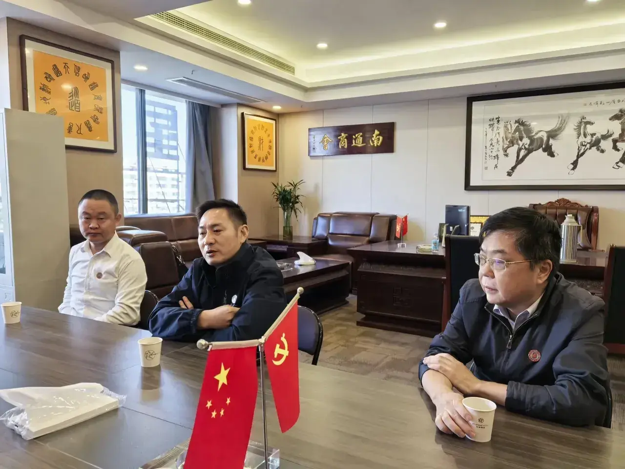你能看出哪位才是领导吗？