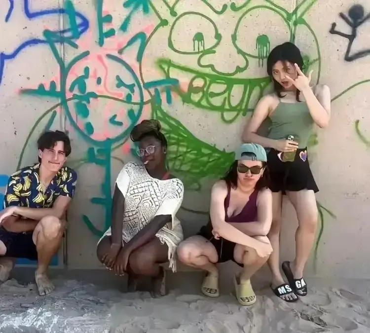 黄多多在ins发了几张派对照片，国内立马炸锅。小姑娘穿吊带跳舞，笑得挺开心，