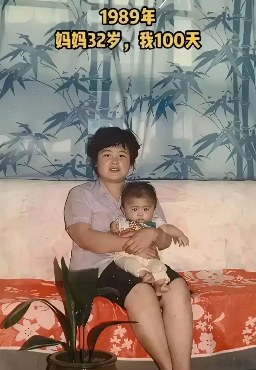 同一对母女，30多年后，同一个动作再次合影。