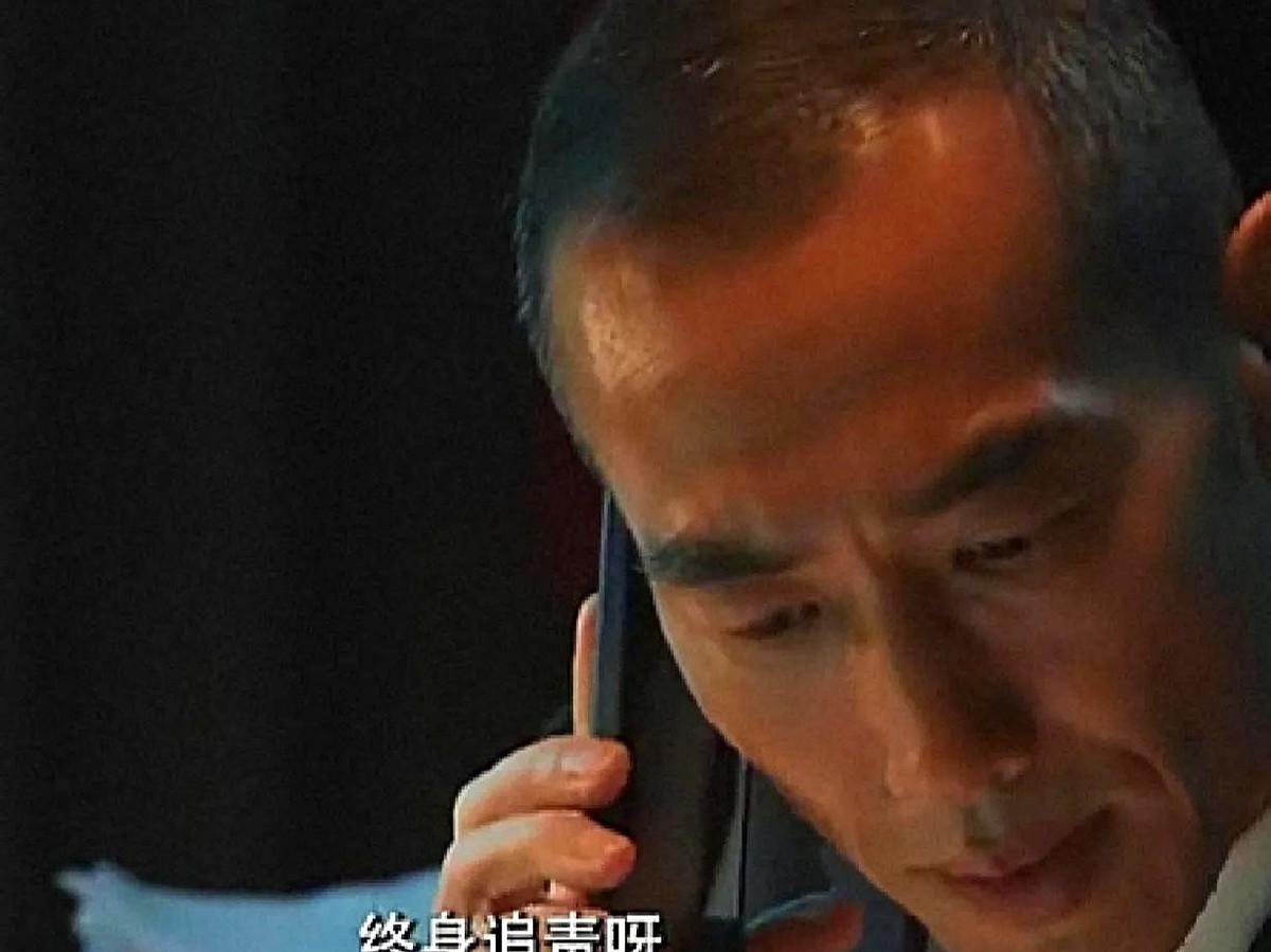 柳韵带李人骏到陈胜龙开发的楼盘看房了，柳韵看着落地大窗的大房子兴奋不已，显然她非