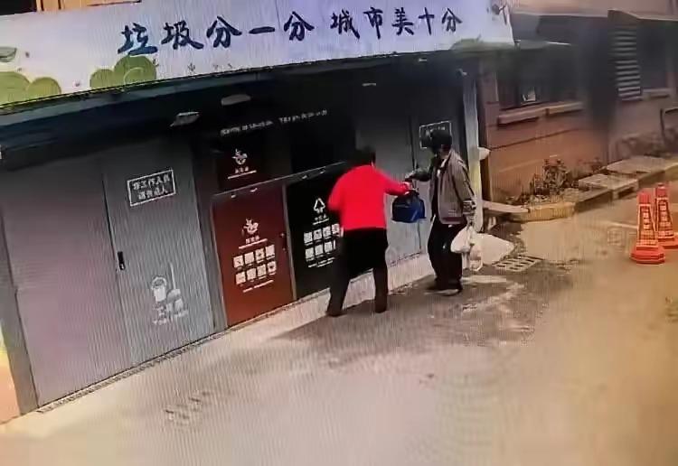 傻眼了！上海环卫大姐垃圾站捡了个旧牛奶箱，打开一看当场愣住了，里面整整齐齐码着3