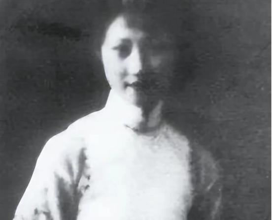 1931年，张学良一纸休书解除了和谷瑞玉的婚姻关系，在天津买了一栋小楼作为她的居