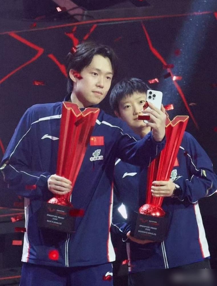 颁奖台刚冷下来孙颖莎就歪着头瞪眼催王楚钦你拍啊。王楚钦脖子一缩往后躲嘟囔啥时候轮