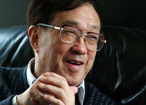 2008年10月18日，85岁的谢晋导演在浙江某酒店离奇身亡。当所有人还沉浸在悲
