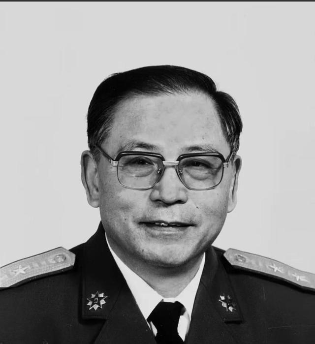 1950年，粟裕正在汇报工作，门突然被撞开。李克农冲进来，声音发颤，粟裕同志，我