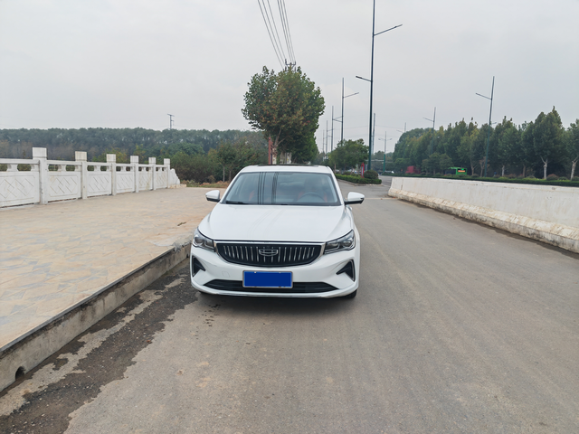 刚大学毕业也没有多久买车的时候也不想用父母挣得血汗钱，于是就想着买台比较经济实