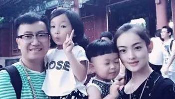 2008年，河南22岁女孩，在四川旅游时突遇地震。惊慌中，她钻到餐桌下，却被一名