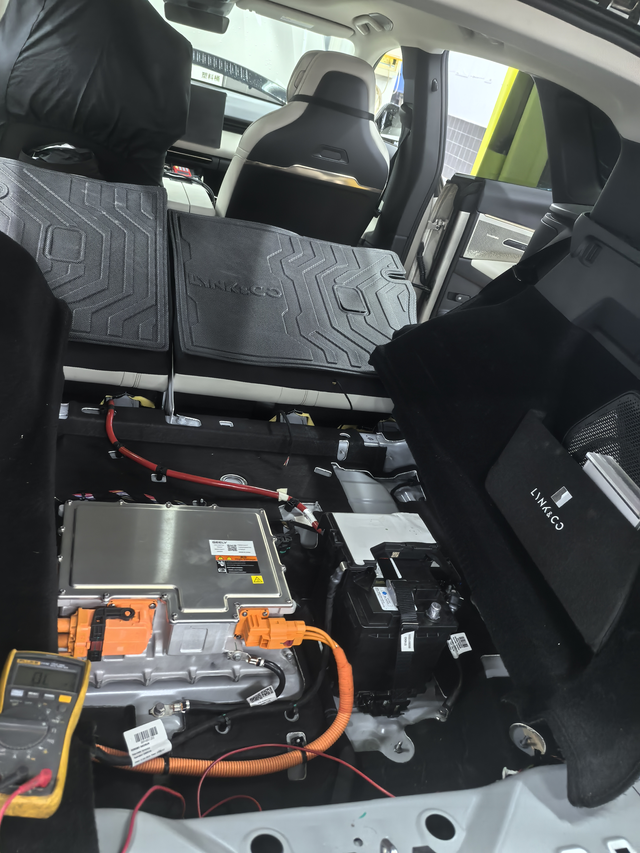 一年不到充电就坏了前几天晚上充电突然跳闸了，原本以为充电桩坏了，后来检查发现充