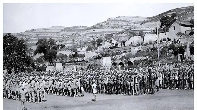 历史知识红军初到陕北时面临严重粮食危机，只能实行战时共产主义供给制，伙食标准仅