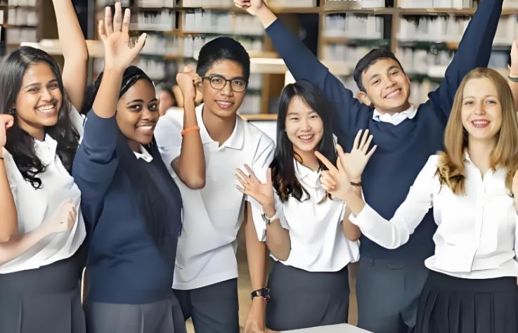 留学生的反华情绪为何越来越严重？因为好不容易和白人混在一起，结果发现白人不吃香了